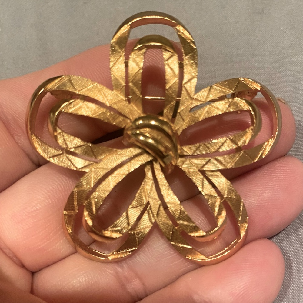 Vintage Gold toned Double Ribbon Floral broach